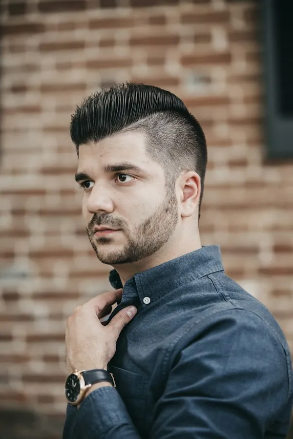 Homem com corte pompadour