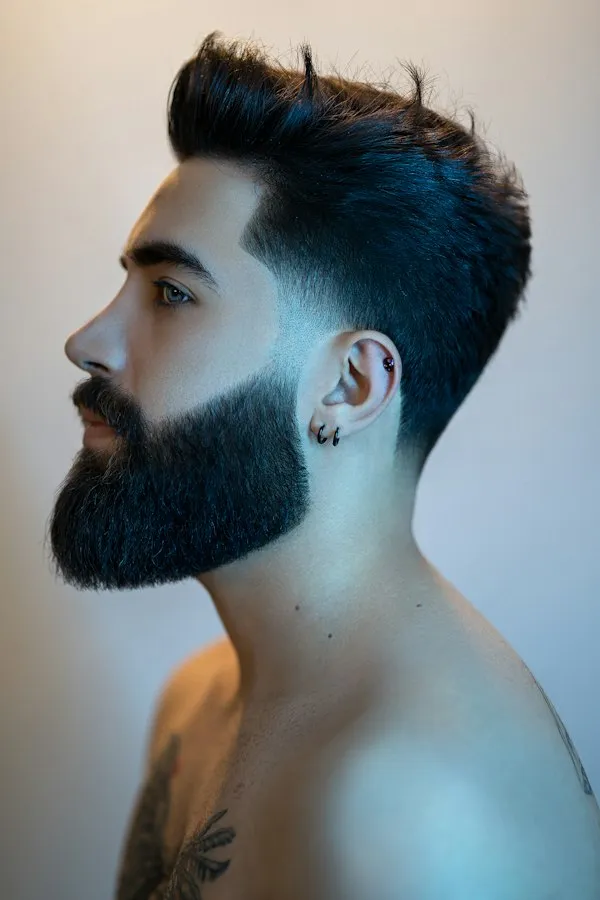 Homem com corte topete com barba cheia