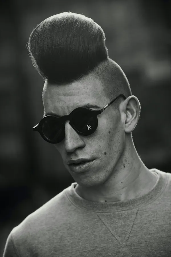 Homem com corte quiff alto