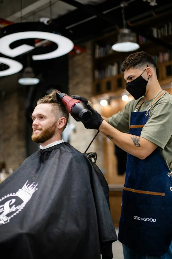 Homem com corte social curto
