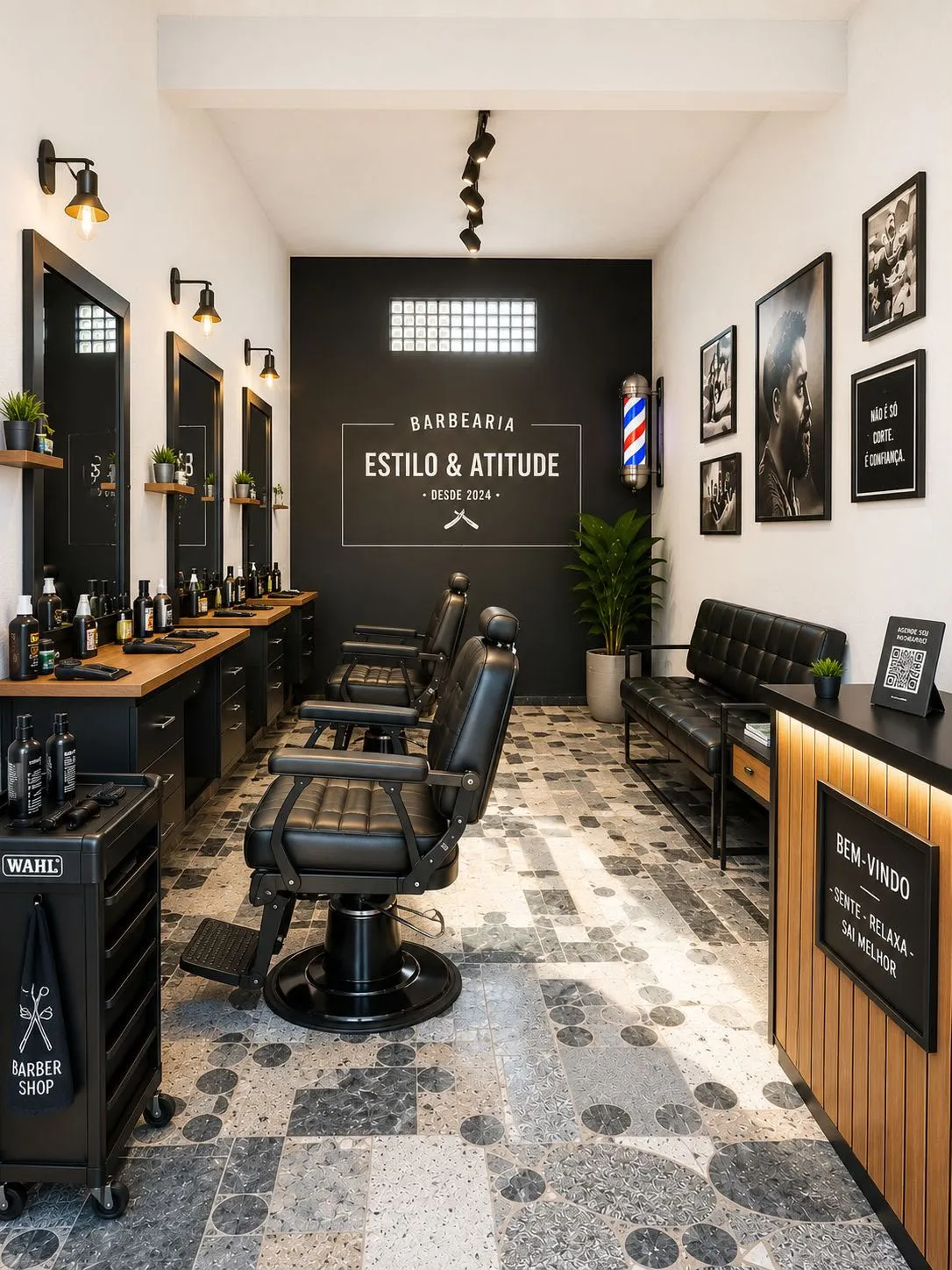 Interior da barbearia: cadeiras de couro preto, espelhos com luminárias e parede escura com o letreiro da casa